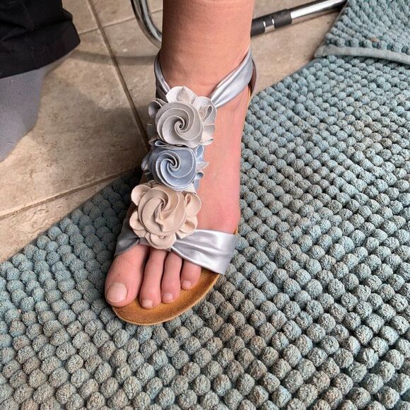 Shoe/sandal, wedge heel, size 39 or 8, never worn, metallic silver, roses detail - Picture 2 of 16